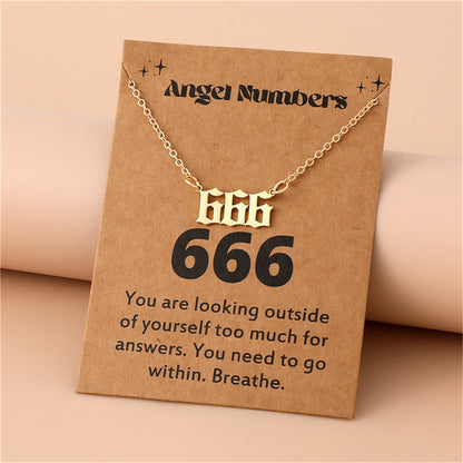 Goldene Halskette mit "666"-Anhänger auf brauner Karte, modisches Schmuckstück, Geschenkidee.