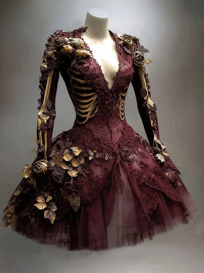 Dasselbe Kleid in tiefem Weinrot mit goldenem Skelettmuster, Spitze, goldenen Rosen und weitem Tüllrock an der Büste. 2