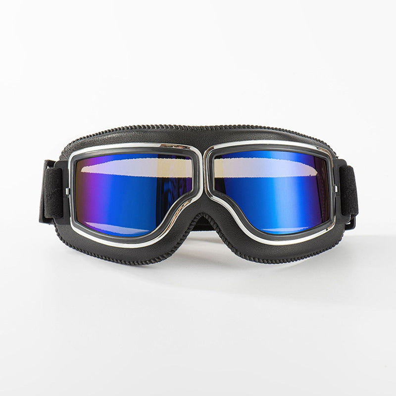 Schwarze Lederbrille mit Chromrahmen und blau schimmernden verspiegelten Gläsern vor hellem Hintergrund. 6