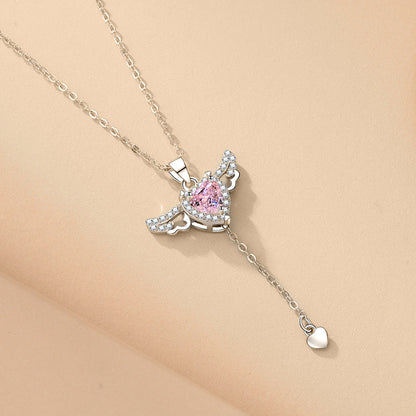 Silberkette mit rosa Herzanhänger, Flügeldesign, Damenmode-Schmuck, Geschenkidee.