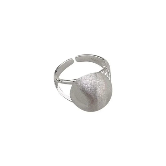 Silberner verstellbarer Ring mit rundem, gebürstetem Design, eleganter Schmuck für Damen.
