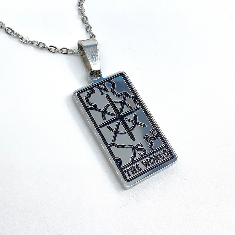 Rechteckiger Edelstahl-Anhänger mit Weltkarte-Design, silber, an Kette.