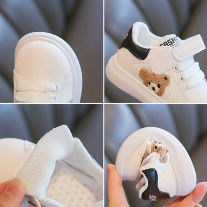 Weiße Kinderschuhe mit Bärenmotiv, Klettverschluss, rutschfeste Sohle, bequem, modisch.