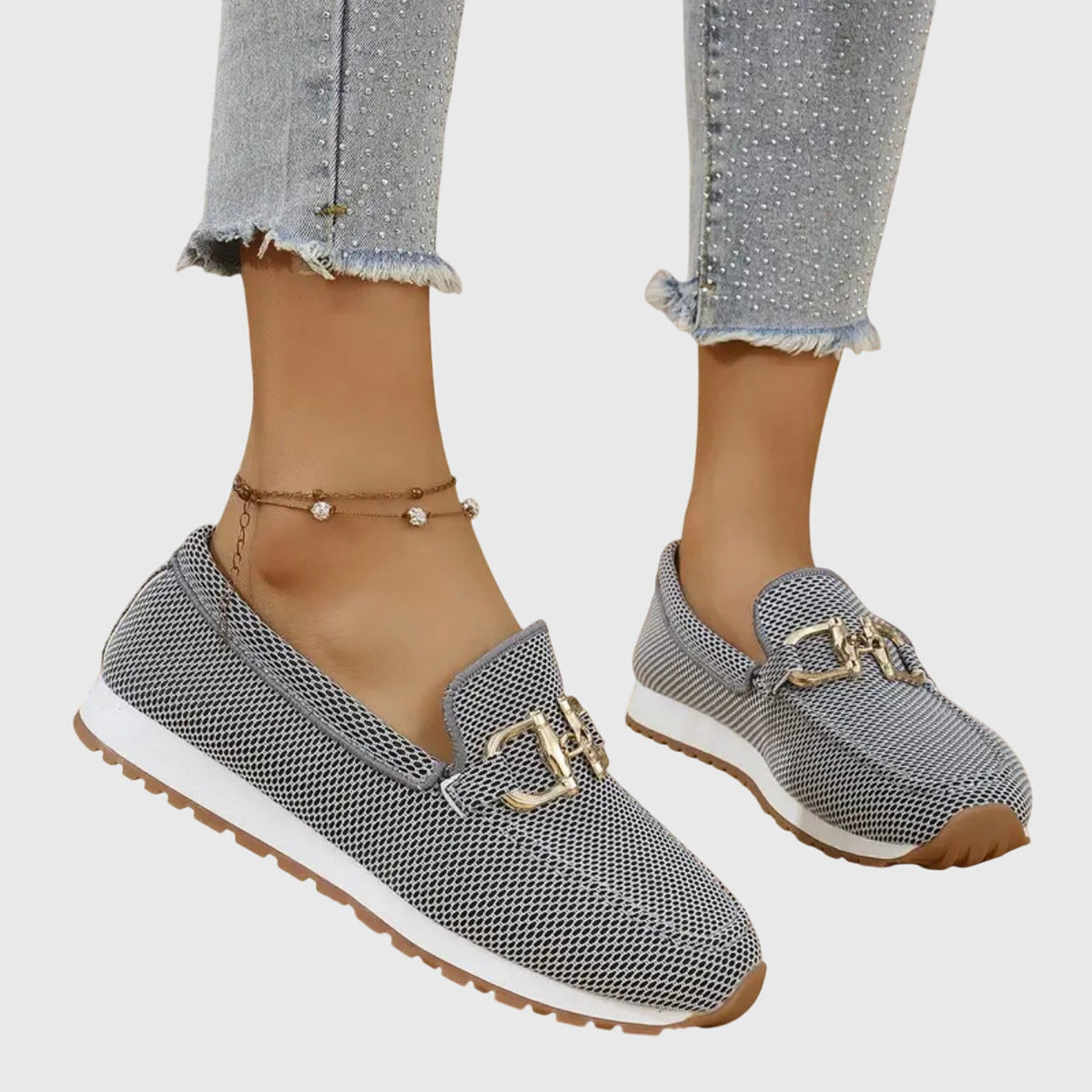 Graue Slipper aus Netzstoff mit goldener Spange, seitlich getragen mit Fußkettchen und Fransen-Jeans 4