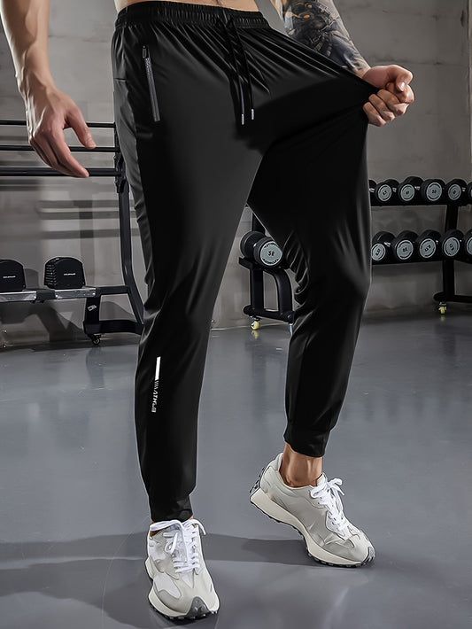 Schwarze Herren-Trainingshose, elastisch, mit Reißverschlusstaschen, im Fitnessstudio.