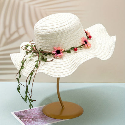 Damen-Sommerstrohhut mit Blumen- und Fruchtverzierung – Solène