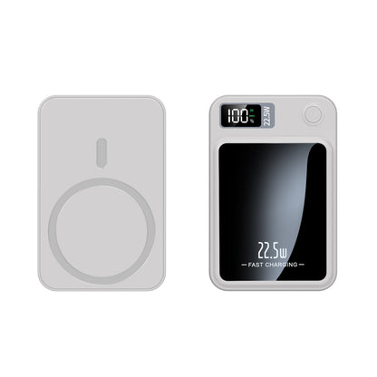 Weiße Powerbank in Rückansicht mit rundem Magnetring neben der Vorderseite mit Spiegelfront und Ladestandsanzeige. 2