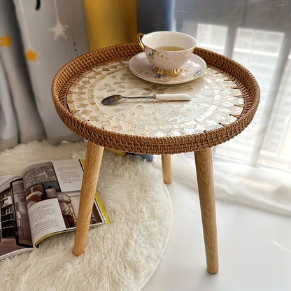 Runder Beistelltisch aus Holz mit geflochtener Tischplatte, Teetasse und Löffel, skandinavisch.