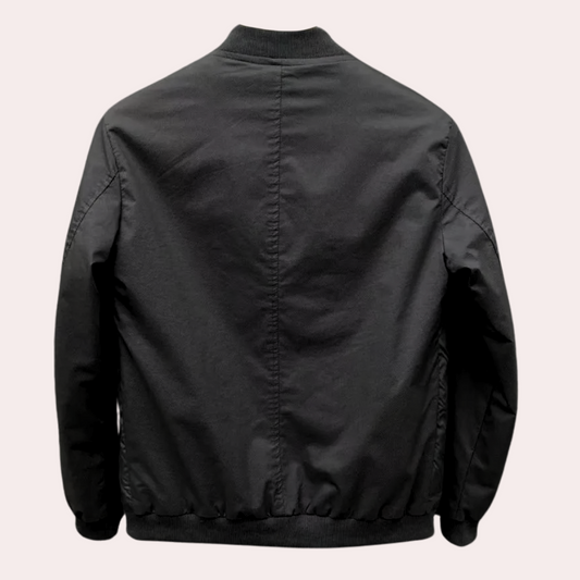 Schwarze Bomberjacke aus Baumwolle, Rückansicht, modisch, lässig, Herrenbekleidung.