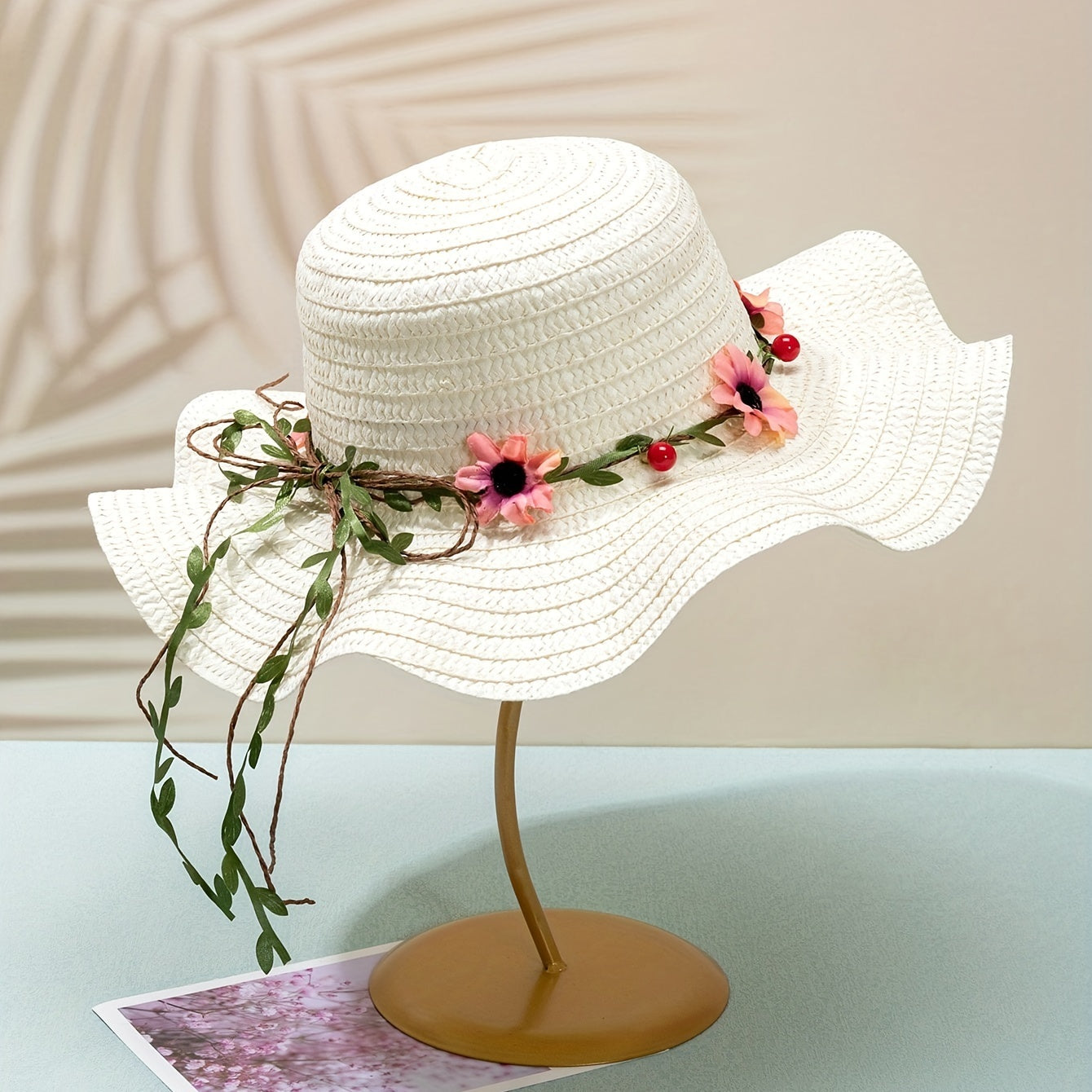 Damen-Sommerstrohhut mit Blumen- und Fruchtverzierung – Solène