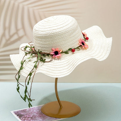 Damen-Sommerstrohhut mit Blumen- und Fruchtverzierung – Solène
