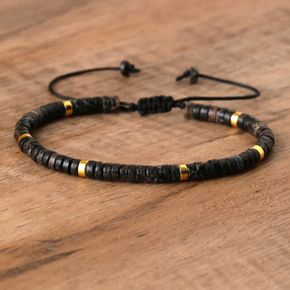 Armband aus Holz und Gold, verstellbar, handgefertigt, auf Holztisch, Schmuck für Männer.
