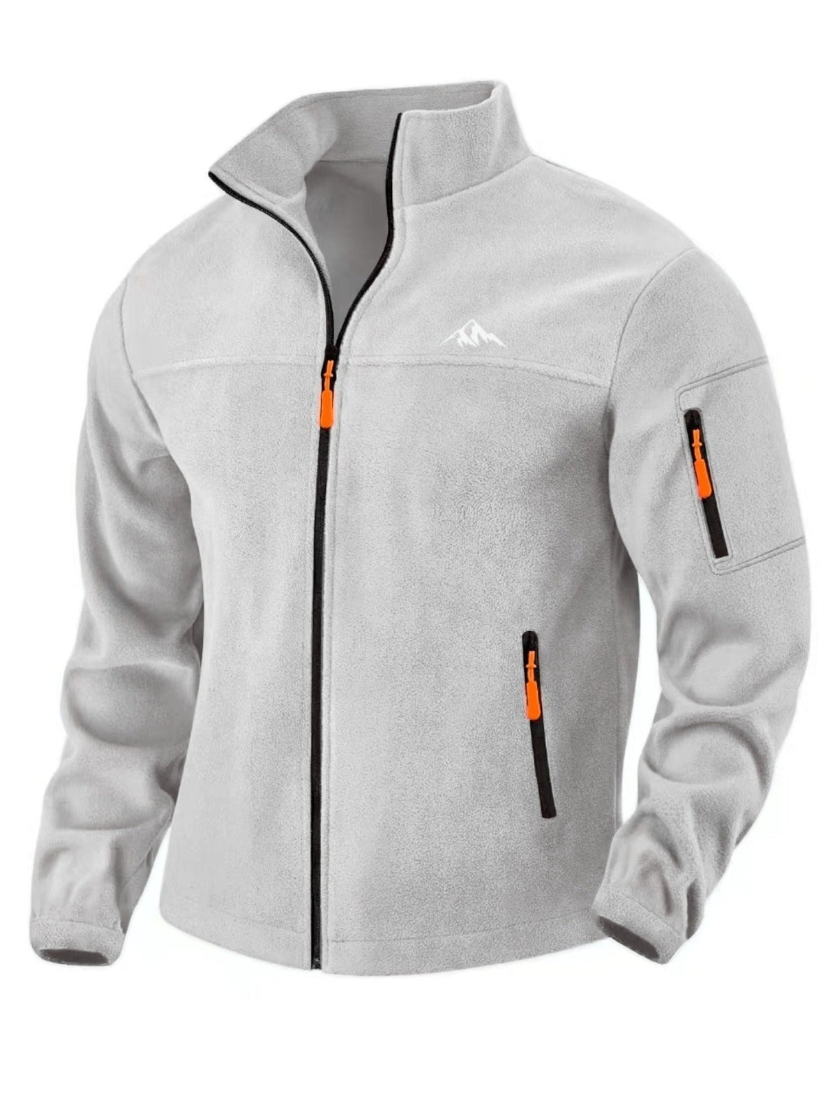 Hellgraue Fleecejacke von vorn mit Stehkragen, schwarzem Reißverschluss, orangefarbenen Zügen, Ärmeltasche und kleinem Bergmotiv auf der Brust. 3