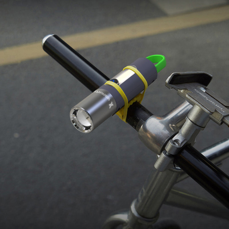 Fahrradlenker mit grauer LED-Fahrradleuchte, gelbe Halterung, Nachtfahrt, Sicherheit.