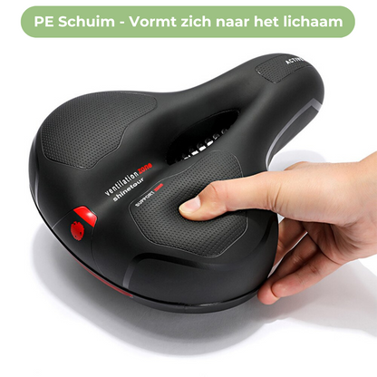 Schwarzer Fahrradsattel, ergonomisch, PE-Schaum, Belüftungszone, handgehalten.