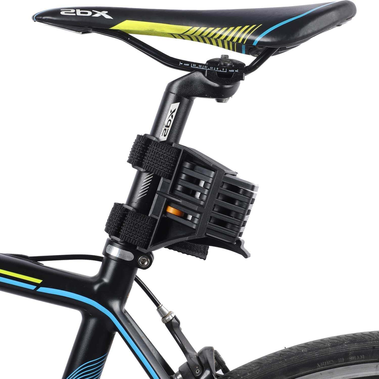 Schwarzes Fahrradschloss am Sattelrohr eines Rennrads befestigt, mit gelben und blauen Akzenten.