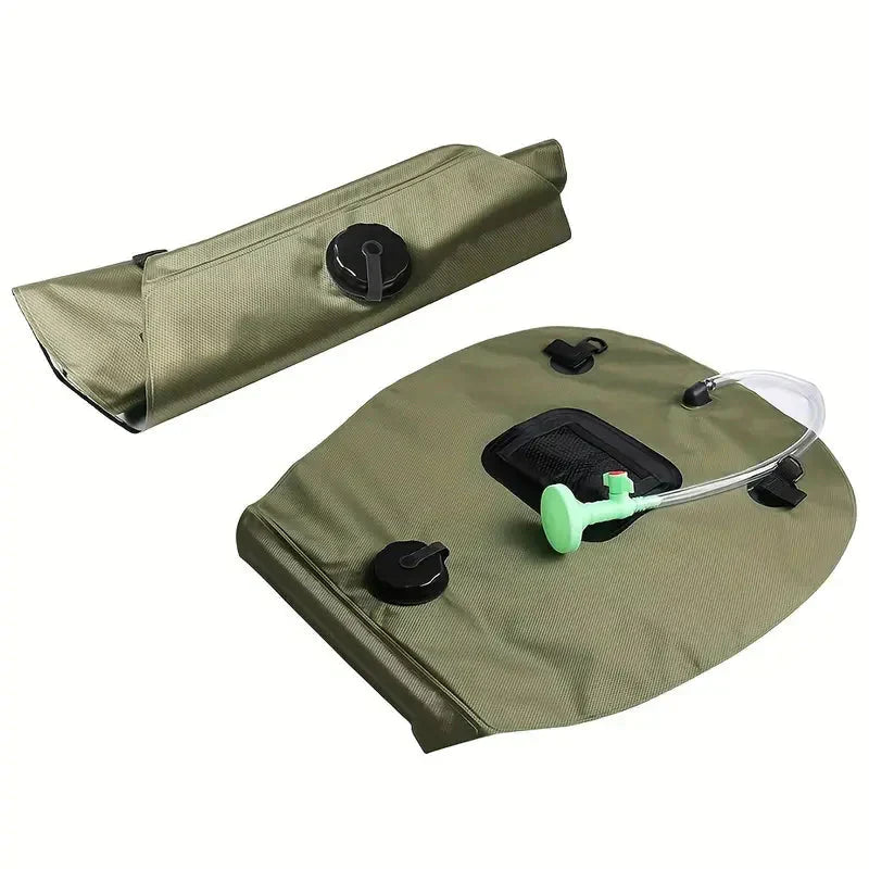 Grüner faltbarer Wasserbehälter aus Nylon mit Schlauch, ideal für Outdoor-Aktivitäten.