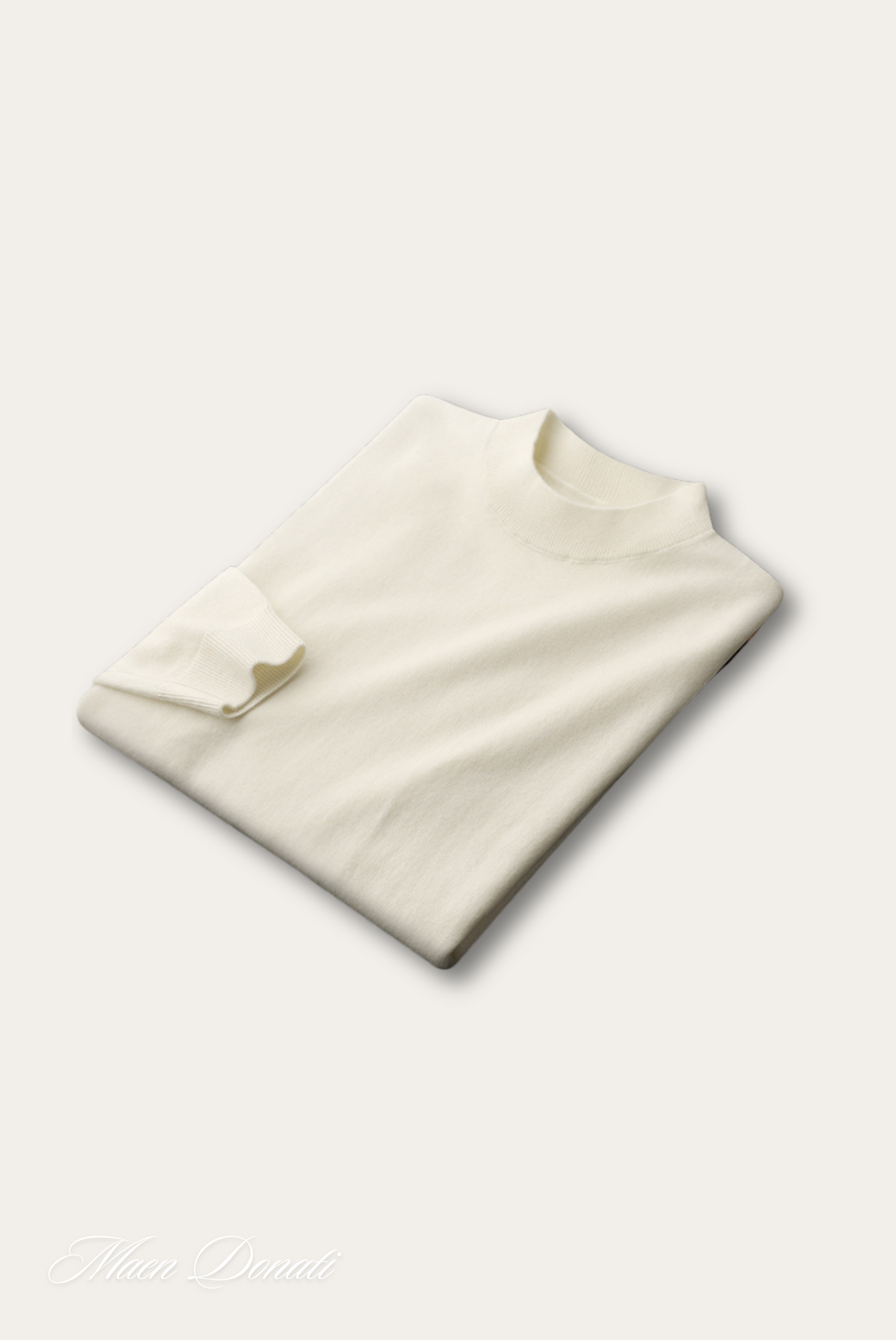 Weiße Strickpullover aus Baumwolle, gefaltet, elegantes Design, Modebekleidung.