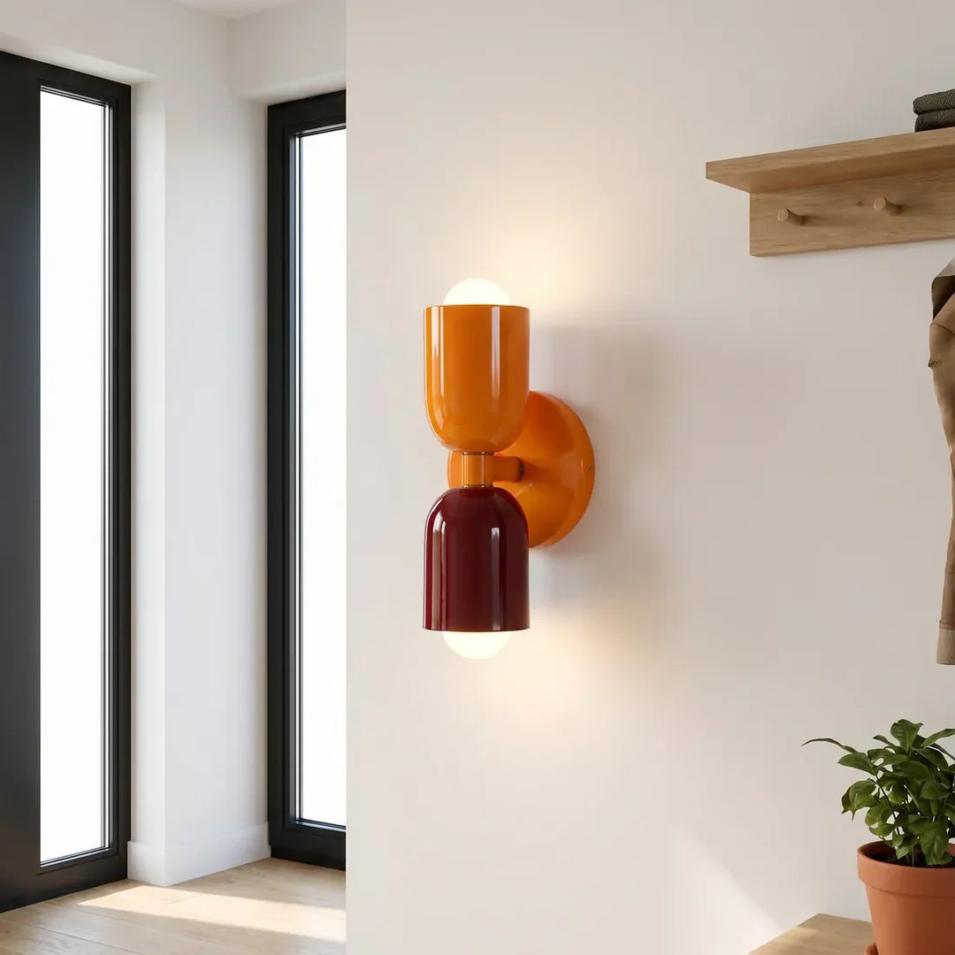 Wandleuchte mit orangefarbenem oberem Schirm, weinrotem unterem Schirm und orangefarbener Wandplatte im Eingangsbereich neben Garderobenbrett. 11