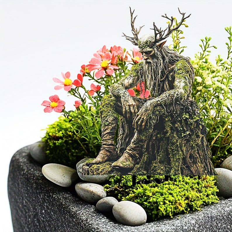 Waldgeist mit Geweih zwischen rosa Blumen, Moos und Kieselsteinen in einer grauen Pflanzschale. 9