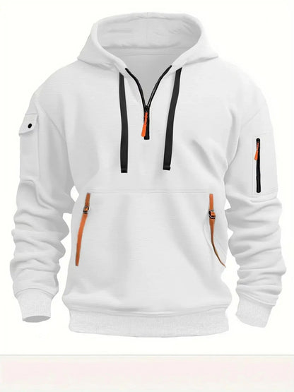 Weißer Kapuzenpullover in der Vorderansicht mit schwarzen Kordeln, orangefarbenen Akzenten an den Reißverschlüssen und Ärmeltaschen. 3
