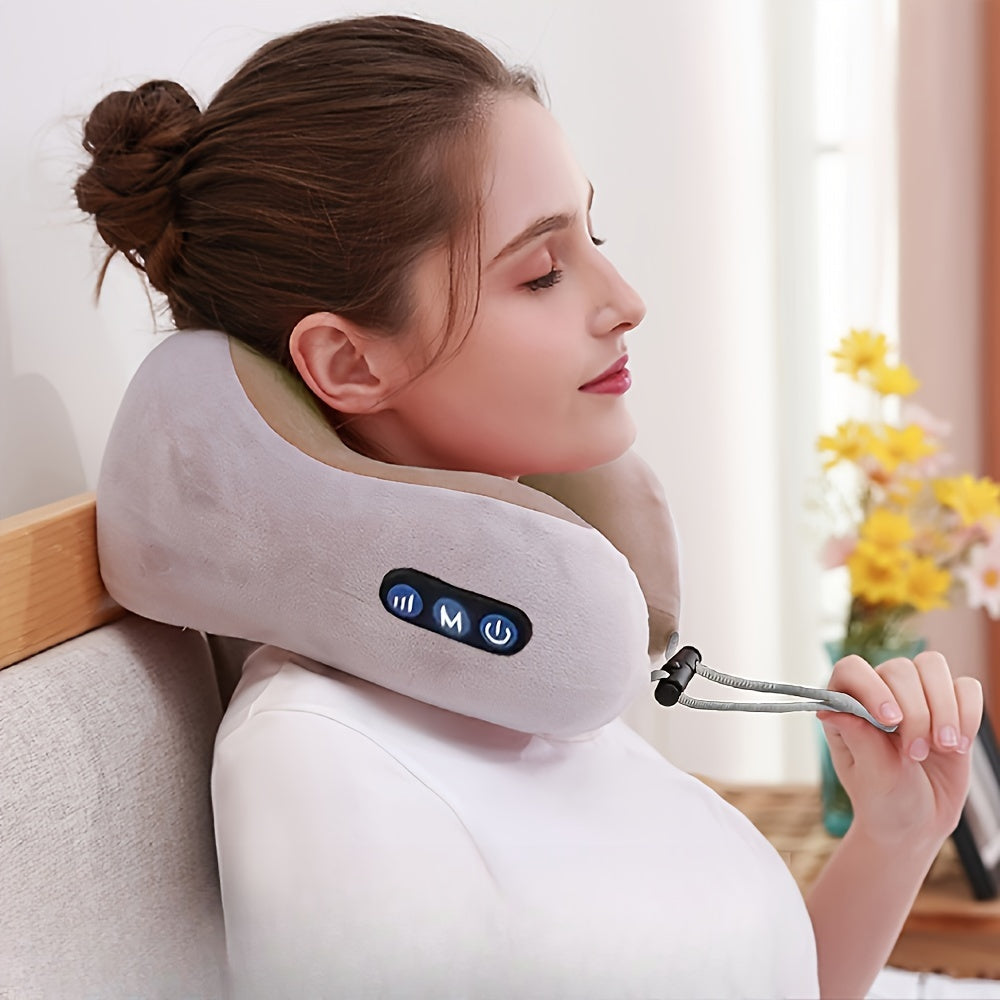 Frau mit grauem Nackenmassagekissen, ergonomisch, tragbar, ideal für Reisen und Entspannung.