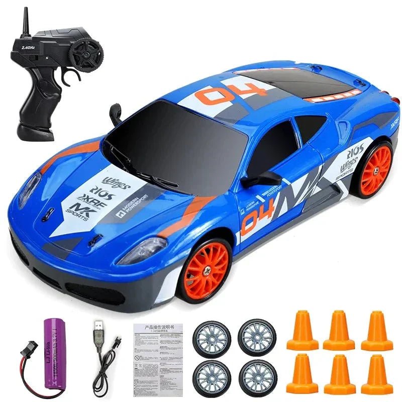 Blaues ferngesteuertes Auto Set mit Fernbedienung, Ersatzrädern und Ladegerät.