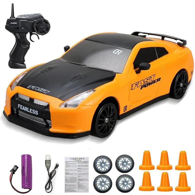Ferngesteuertes Auto Set, orange-schwarz, mit Fernbedienung, Reifen, Ladegerät, Pylonen.