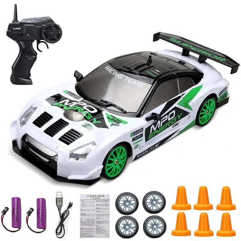 Ferngesteuertes Auto Set, weiß-grün, mit Fernbedienung, Reifen, Kegel, Batterien, USB-Kabel.