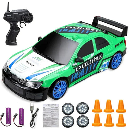 Grünes ferngesteuertes Auto mit Zubehör, Ladegerät, Ersatzrädern und Pylonen.