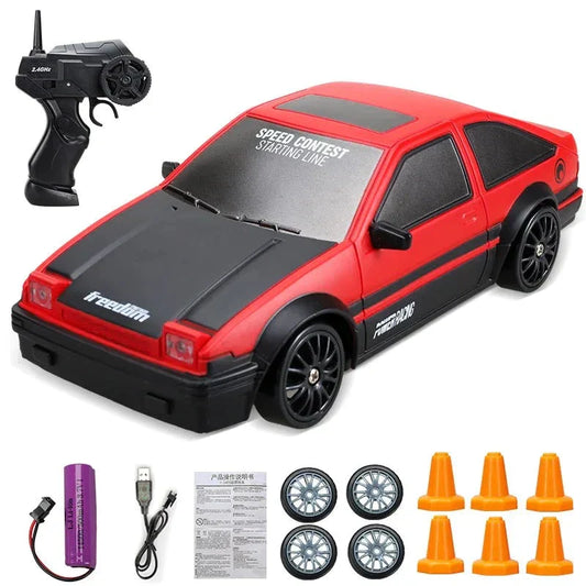Rotes ferngesteuertes Auto-Set mit Fernbedienung, Ersatzrädern und Pylonen, Spielzeugauto.
