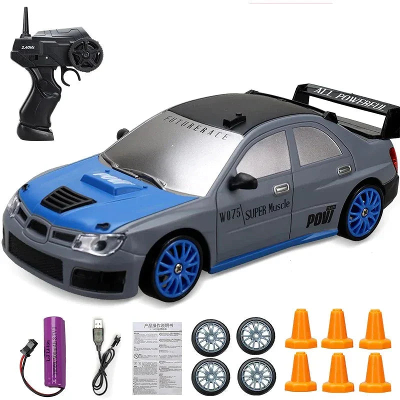 Graues ferngesteuertes Auto mit blauen Felgen, Fernbedienung, Zubehör, Spielzeug für Kinder.