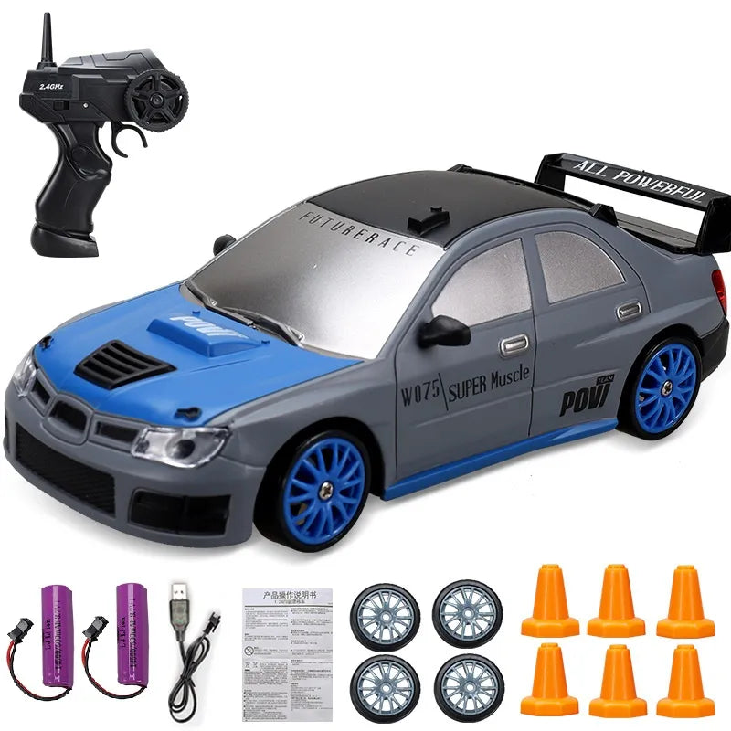 Ferngesteuertes Auto Set, blau-grau, mit Zubehör: Fernbedienung, Räder, Kegel, Batterien.