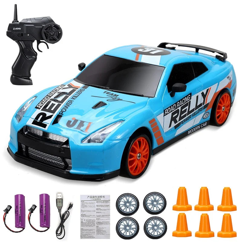 Blaues ferngesteuertes Auto mit Zubehör, orange Räder, Spielzeugauto, Rennwagen-Design.