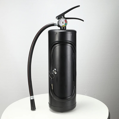 Schwarzer Feuerlöscher mit Schlauch und Manometer auf weißem Hintergrund.