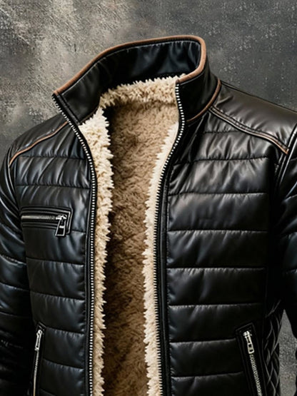 Oberkörper der Jacke im Detail: Stehkragen, Brusttasche mit Reißverschluss, Fleecefutter und gesteppte Schultern 5