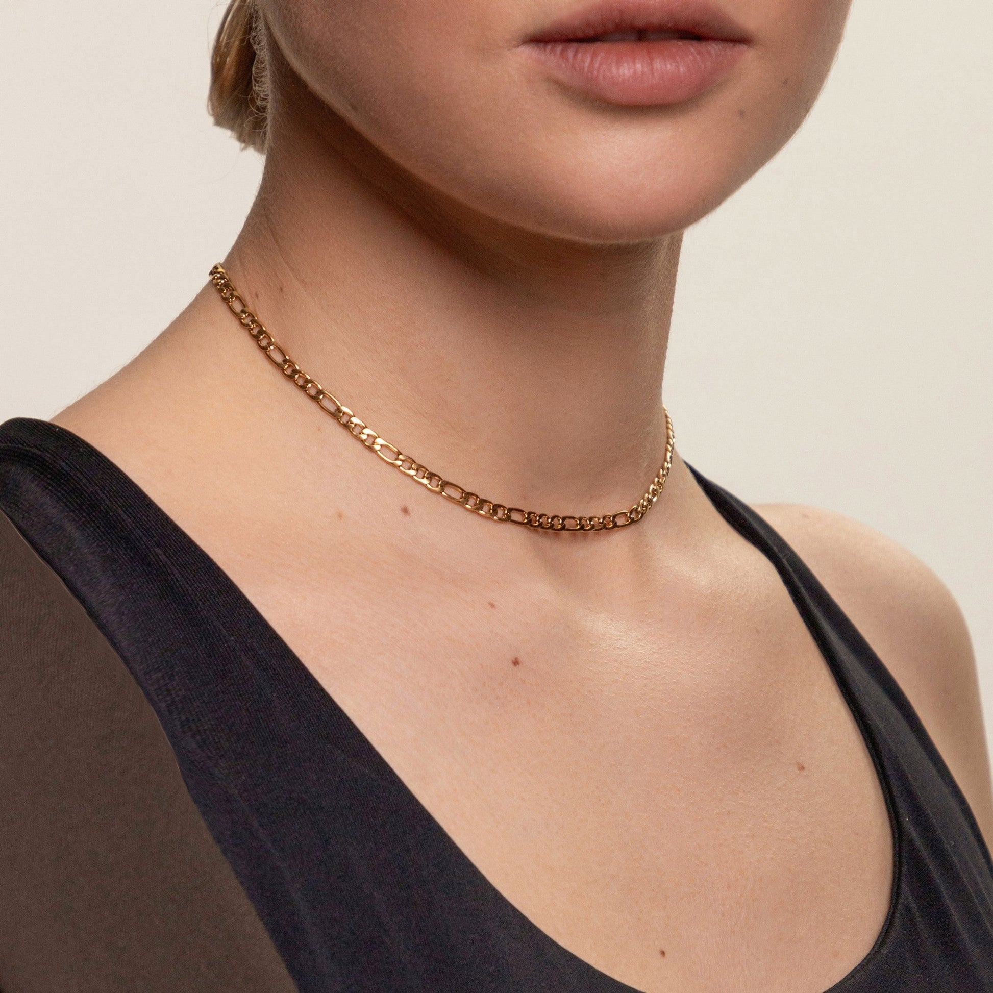 Goldene Figaro-Halskette, Damen, elegant, modisch, Schmuck, Accessoire, Nahaufnahme.