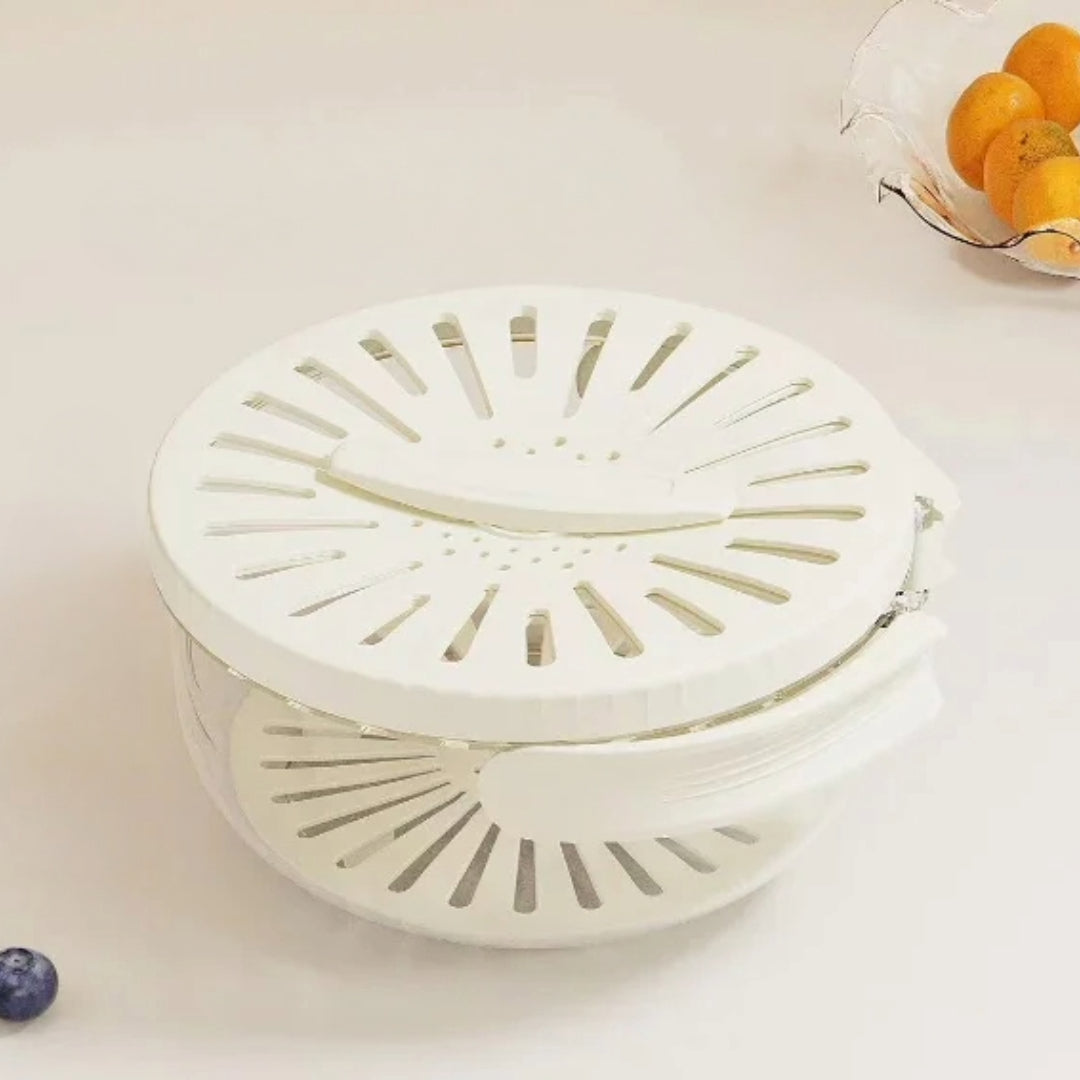 Weiße Salatschleuder aus Kunststoff mit Deckel, ideal zum Trocknen von Salat und Gemüse.