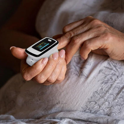 Ältere Person nutzt Finger-Pulsoximeter, Gesundheitsüberwachung, Sauerstoffsättigung messen.