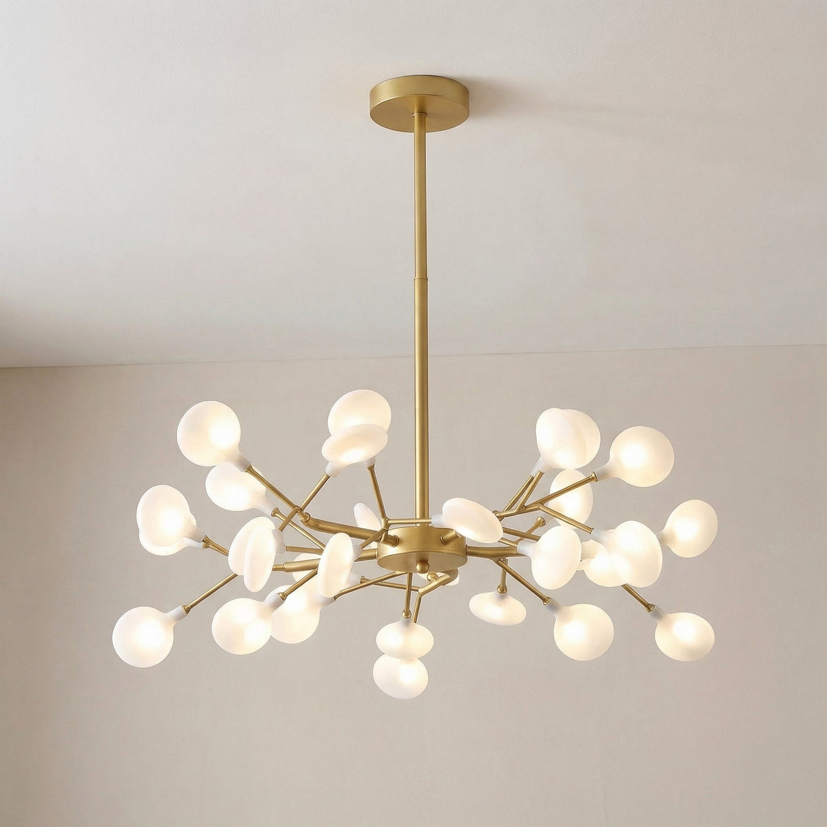 Kleinere goldene Variante mit weniger Kugeln an der Decke hängend, Seitenansicht von unten 7
