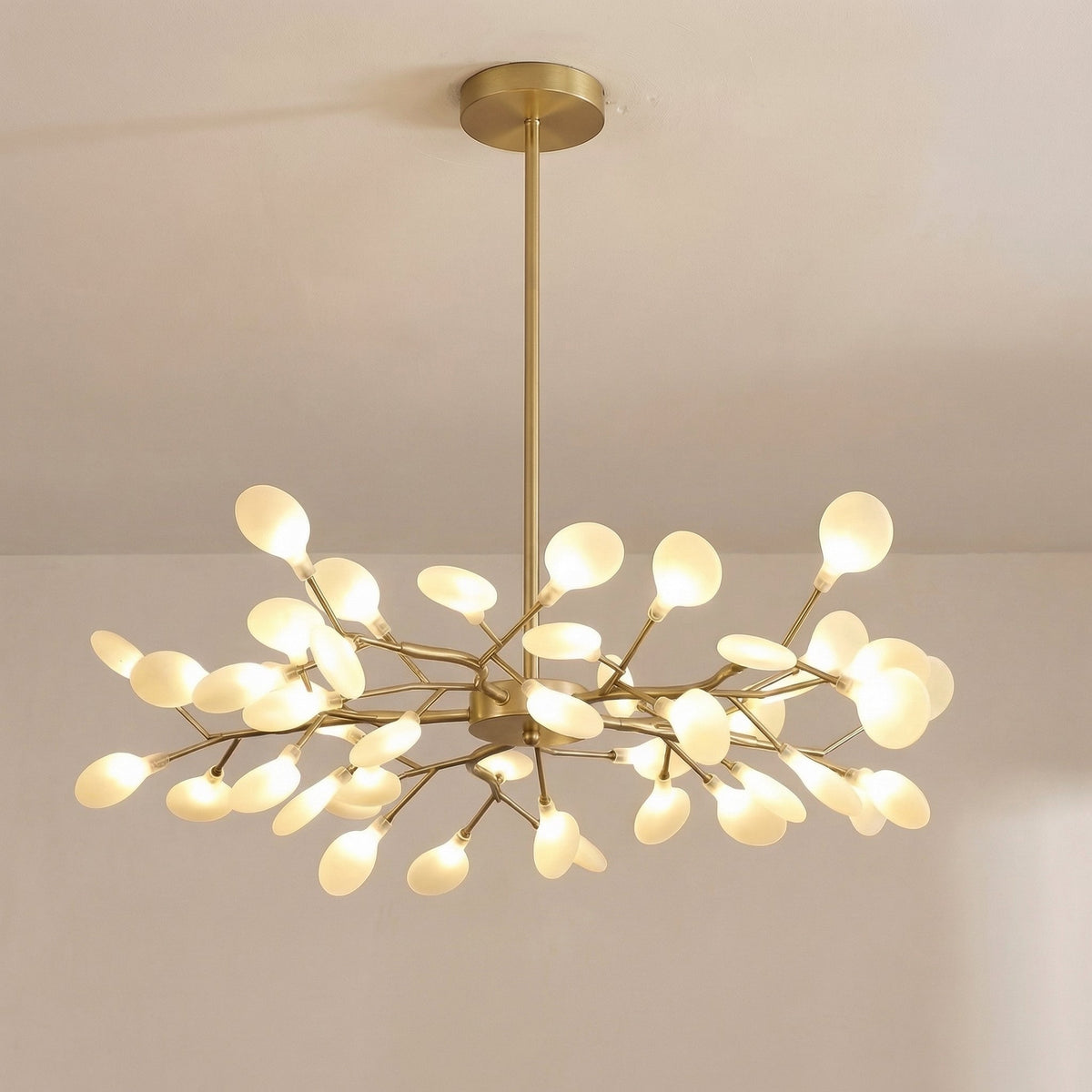 Große goldene Ausführung mit dicht verzweigten Ästen und vielen leuchtenden Kugeln an der Decke 9