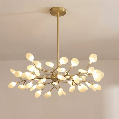 Große goldene Ausführung mit dicht verzweigten Ästen und vielen leuchtenden Kugeln an der Decke 9
