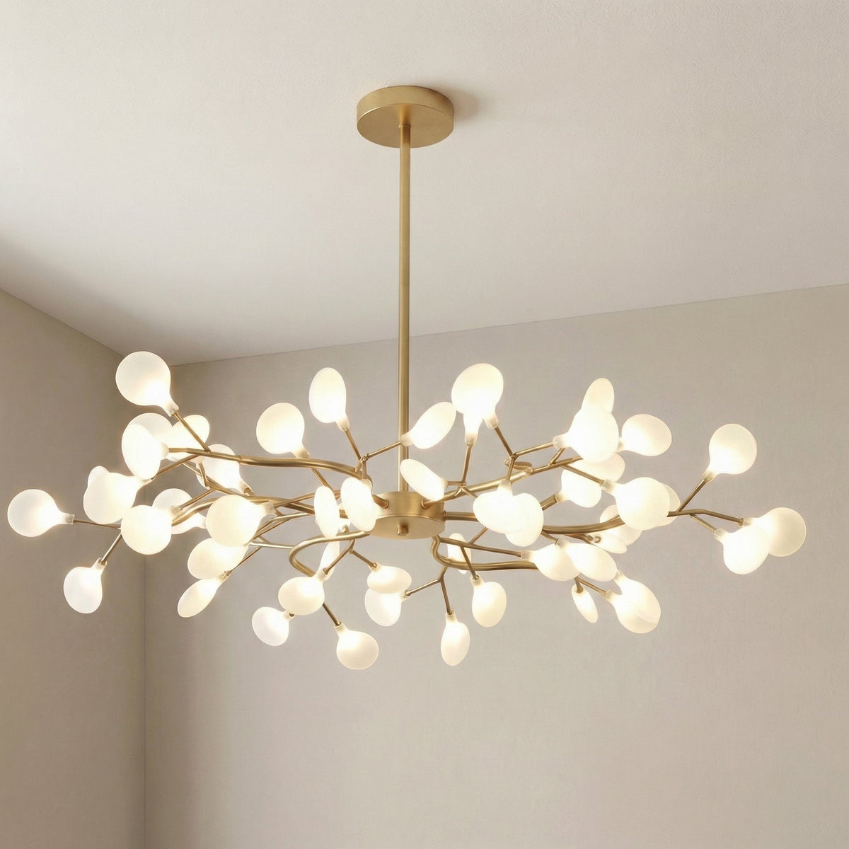 Große goldene Ausführung von der Seite fotografiert, an der Decke in einer Raumecke hängend 11