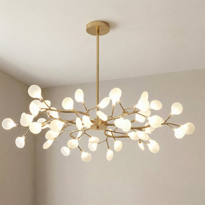Große goldene Ausführung von der Seite fotografiert, an der Decke in einer Raumecke hängend 11