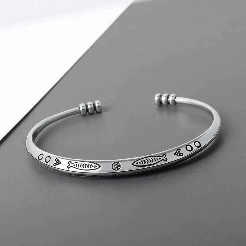 Silberarmreif mit Fischgravur, minimalistisches Design, verstellbar, Edelstahl, Unisex-Schmuck.