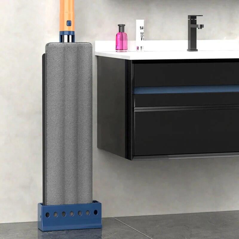 Flachmop mit 360°-Drehung, grauer Mikrofaserbezug, Reinigungsgerät, Badezimmer, modern.