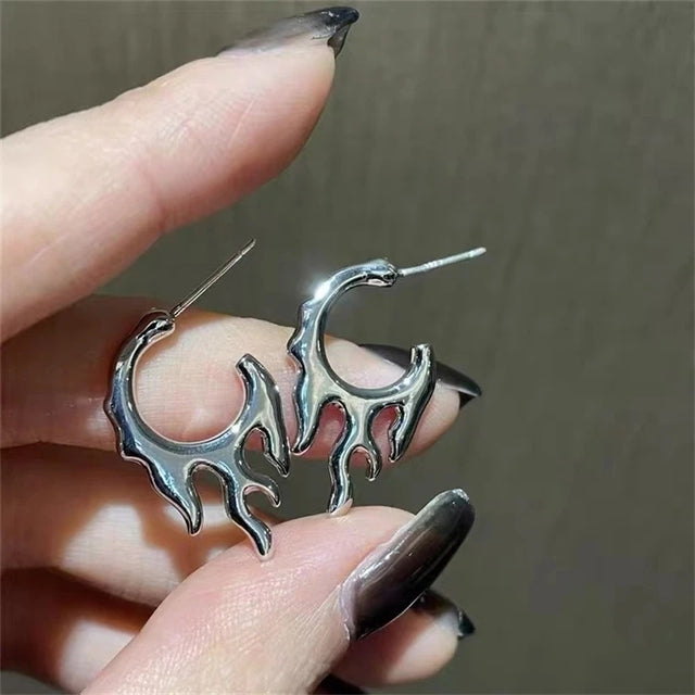 Silberne Flammen-Ohrringe, modisches Design, Damen-Schmuck, auffällige Accessoires.