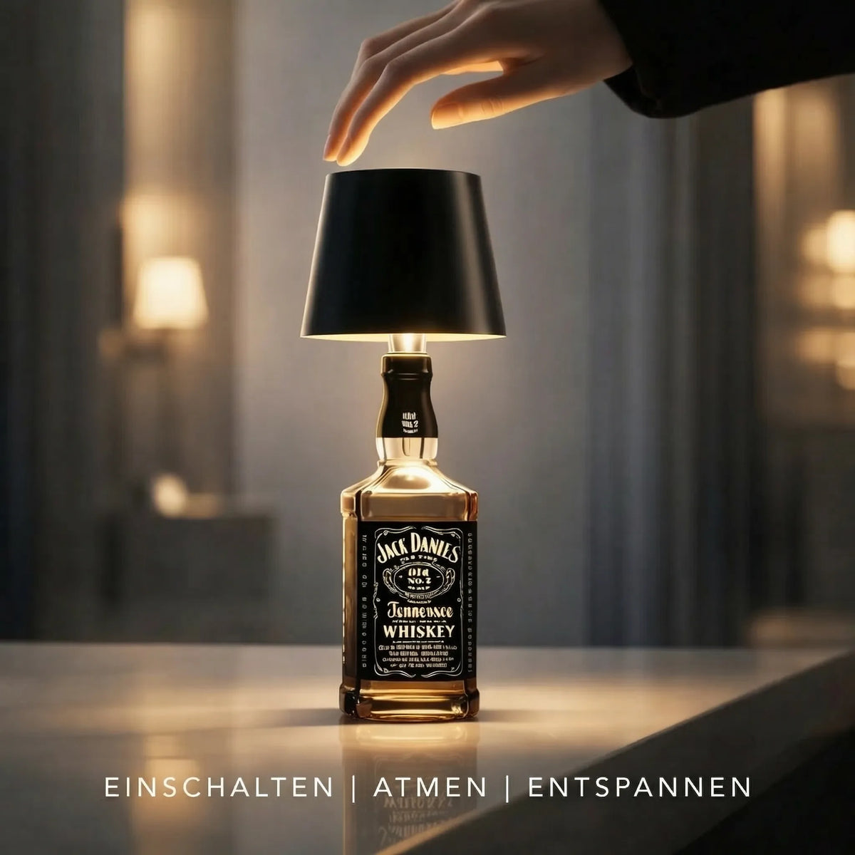 Hand schwebt über dem Schirm einer leuchtenden schwarzen Flaschenlampe auf einer Whiskyflasche 6