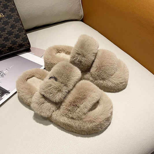 Beige Plüsch-Hausschuhe auf Sofa, flauschig, warm, Damenmode, gemütlich, Winteraccessoire.