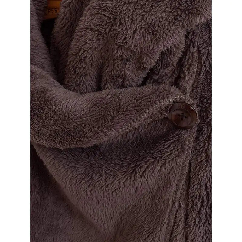 Brauner Teddyfell-Mantel mit Knopfverschluss, weiches Material, modisch und warm.